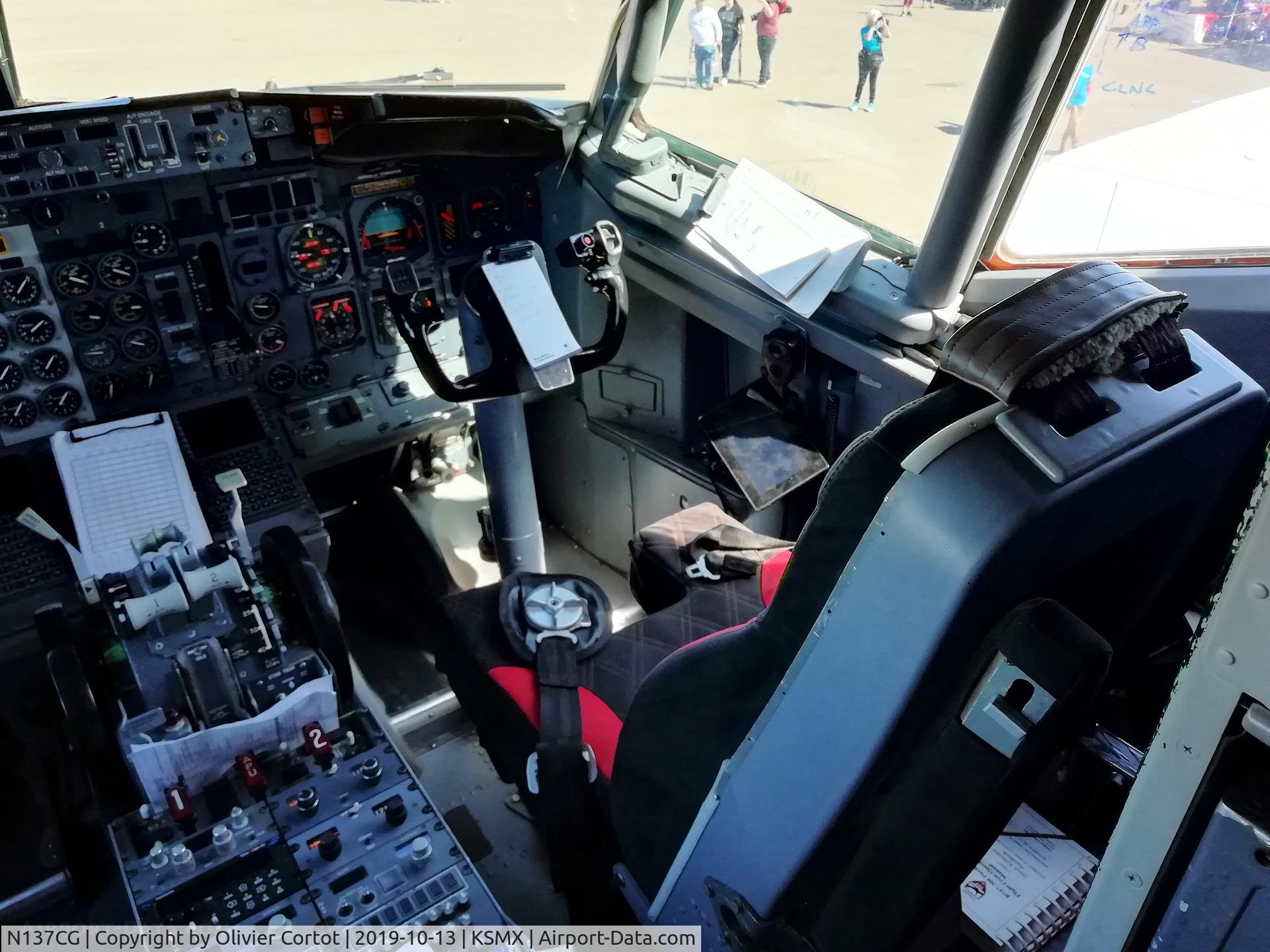 Aircraft N137CG, 1995 Boeing 737-3H4, c/n 27700 l/n 2759, the cockpit, at KSMX, photo by Olivier Cortot