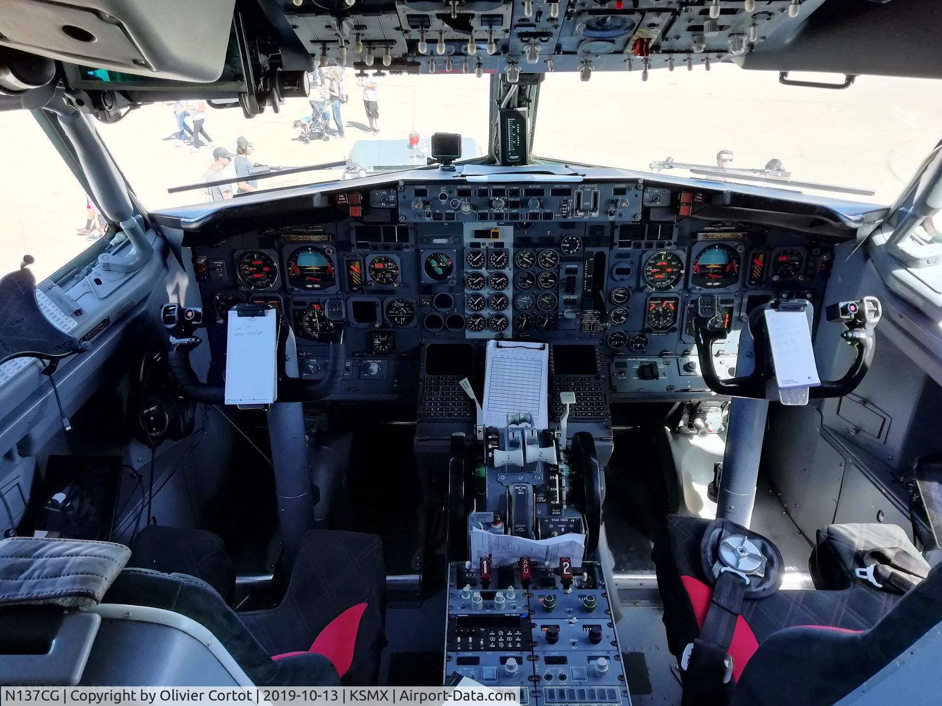 Aircraft N137CG, 1995 Boeing 737-3H4, c/n 27700 l/n 2759, 2019 airshow, at KSMX, photo by Olivier Cortot