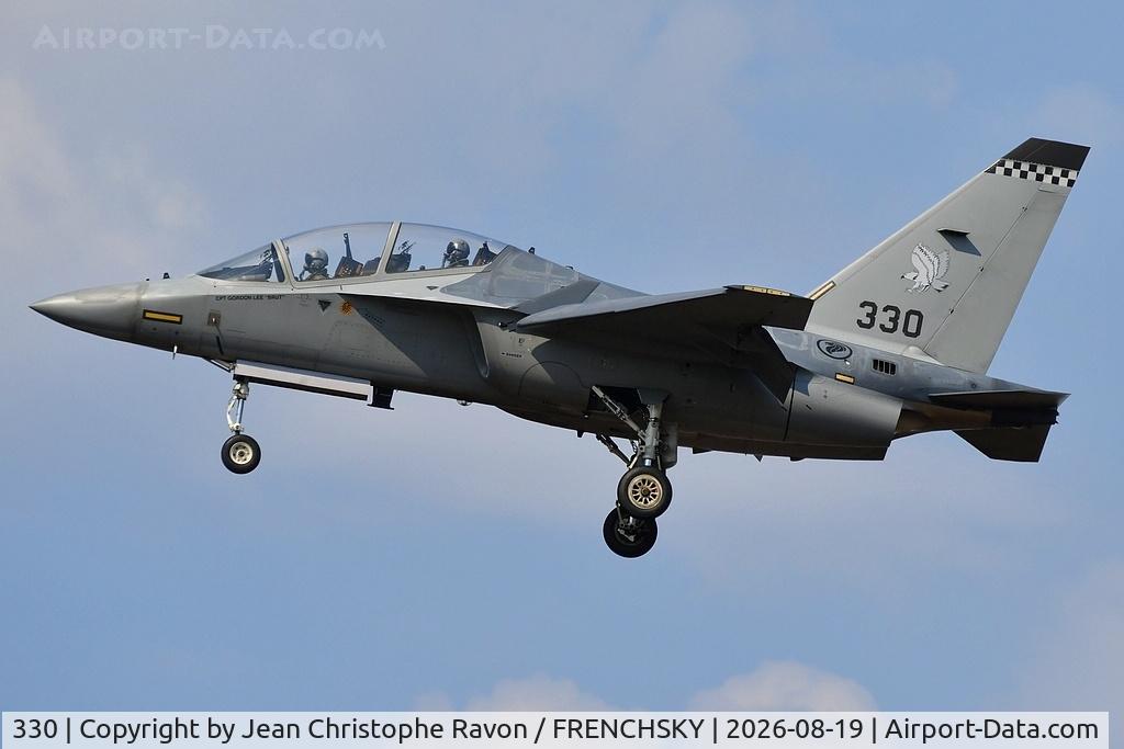 Aircraft 330, 2014 Alenia Aermacchi M-346 Master, c/n 330, Republic of Singapore Air Force (RSAF) Captain Gordon "BRUT" landing runway 29, photo by Jean Christophe Ravon / FRENCHSKY