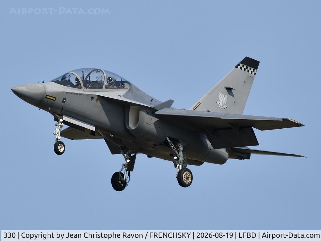 Aircraft 330, 2014 Alenia Aermacchi M-346 Master, c/n 330, Republic of Singapore Air Force (RSAF) Captain Gordon "BRUT" landing runway 29, at LFBD, photo by Jean Christophe Ravon / FRENCHSKY