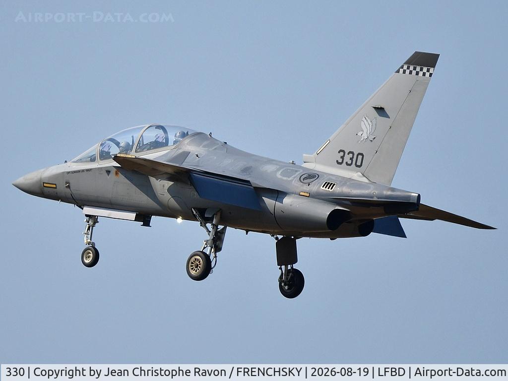 Aircraft 330, 2014 Alenia Aermacchi M-346 Master, c/n 330, Republic of Singapore Air Force (RSAF) Captain Gordon "BRUT" landing runway 29, at LFBD, photo by Jean Christophe Ravon / FRENCHSKY