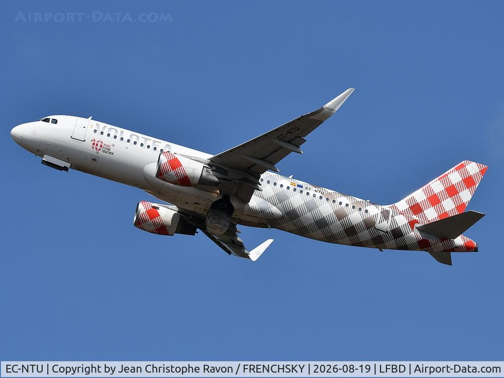 Aircraft EC-NTU, 2014 Airbus A320-214, c/n 5950, Bordeaux (BOD) Heraklion (HER) V72608, at LFBD, photo by Jean Christophe Ravon / FRENCHSKY