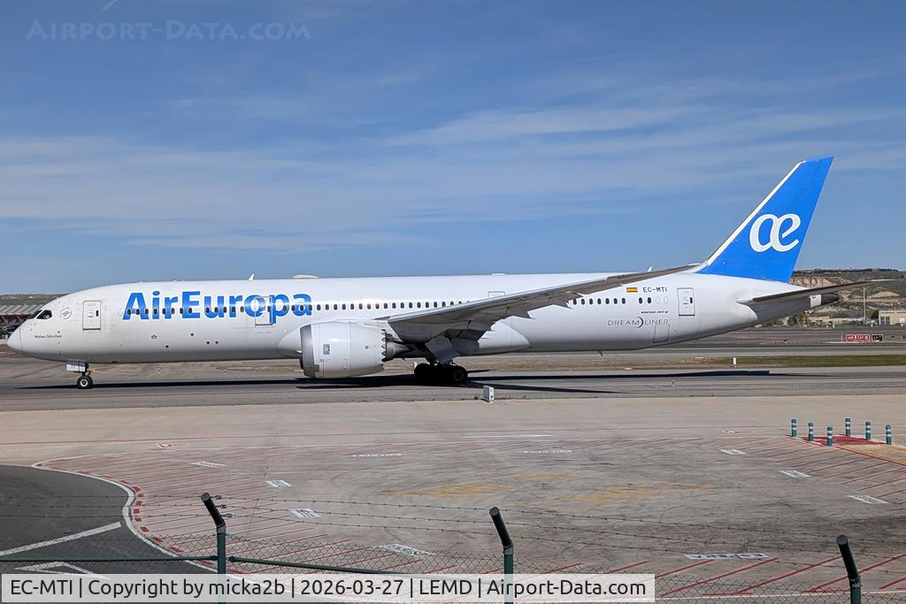 Aircraft EC-MTI, 2018 Boeing 787-9 Dreamliner Dreamliner, c/n 62169, Taxiing, at LEMD, photo by micka2b