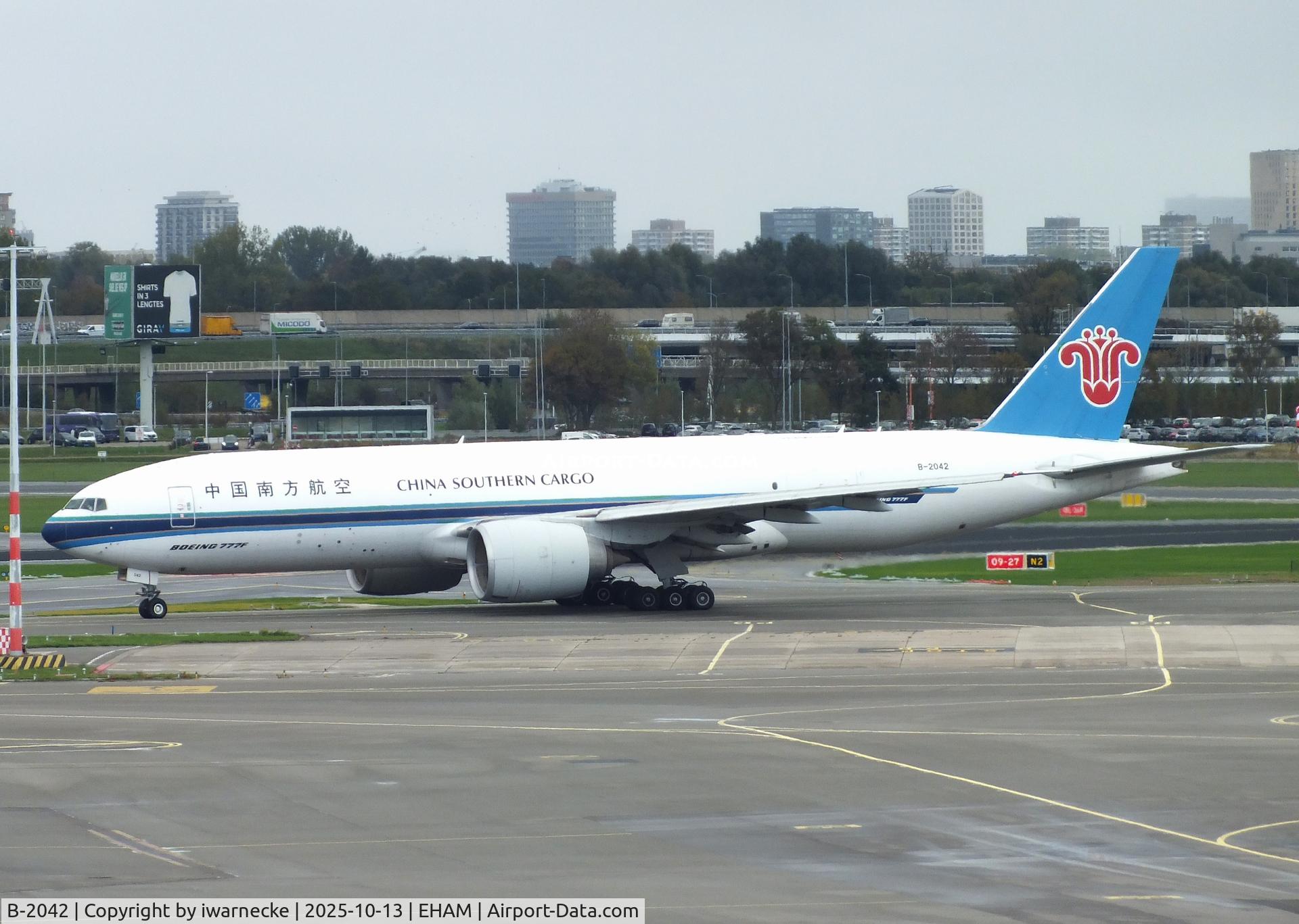 Aircraft B-2042, 2013 Boeing 777-F1B, c/n 41633 l/n 1126, Boeing 777-F1B of China Southern Cargo at Amsterdam Schiphol airport, at EHAM, photo by iwarnecke