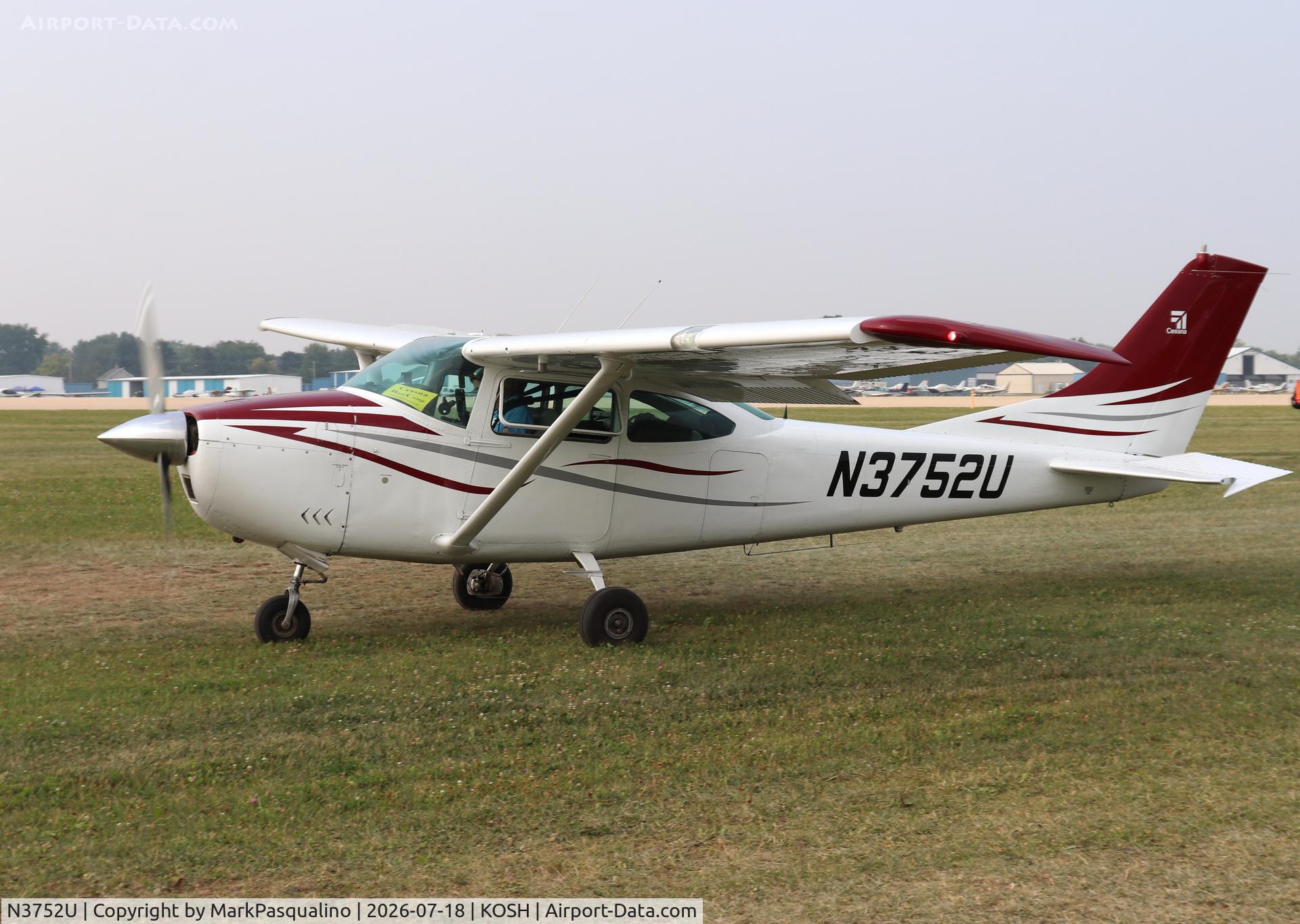 Aircraft N3752U, 1963 Cessna 182G Skylane, c/n 18255152, Cessna 182G, at KOSH, photo by MarkPasqualino