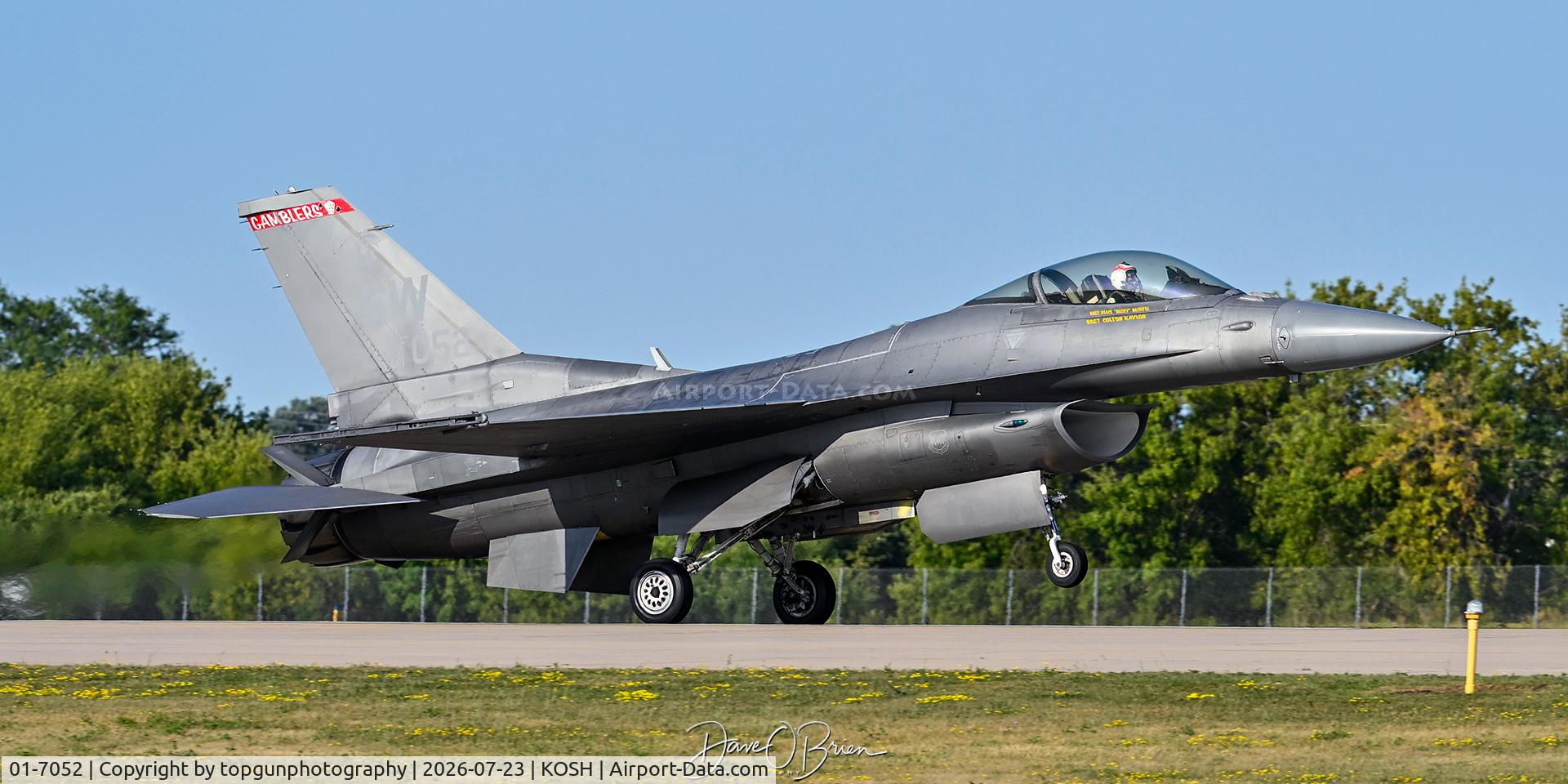 Aircraft 01-7052, Lockheed Martin F-16C, c/n CC-230, Viper Demo rolling out to the end, at KOSH, photo by topgunphotography