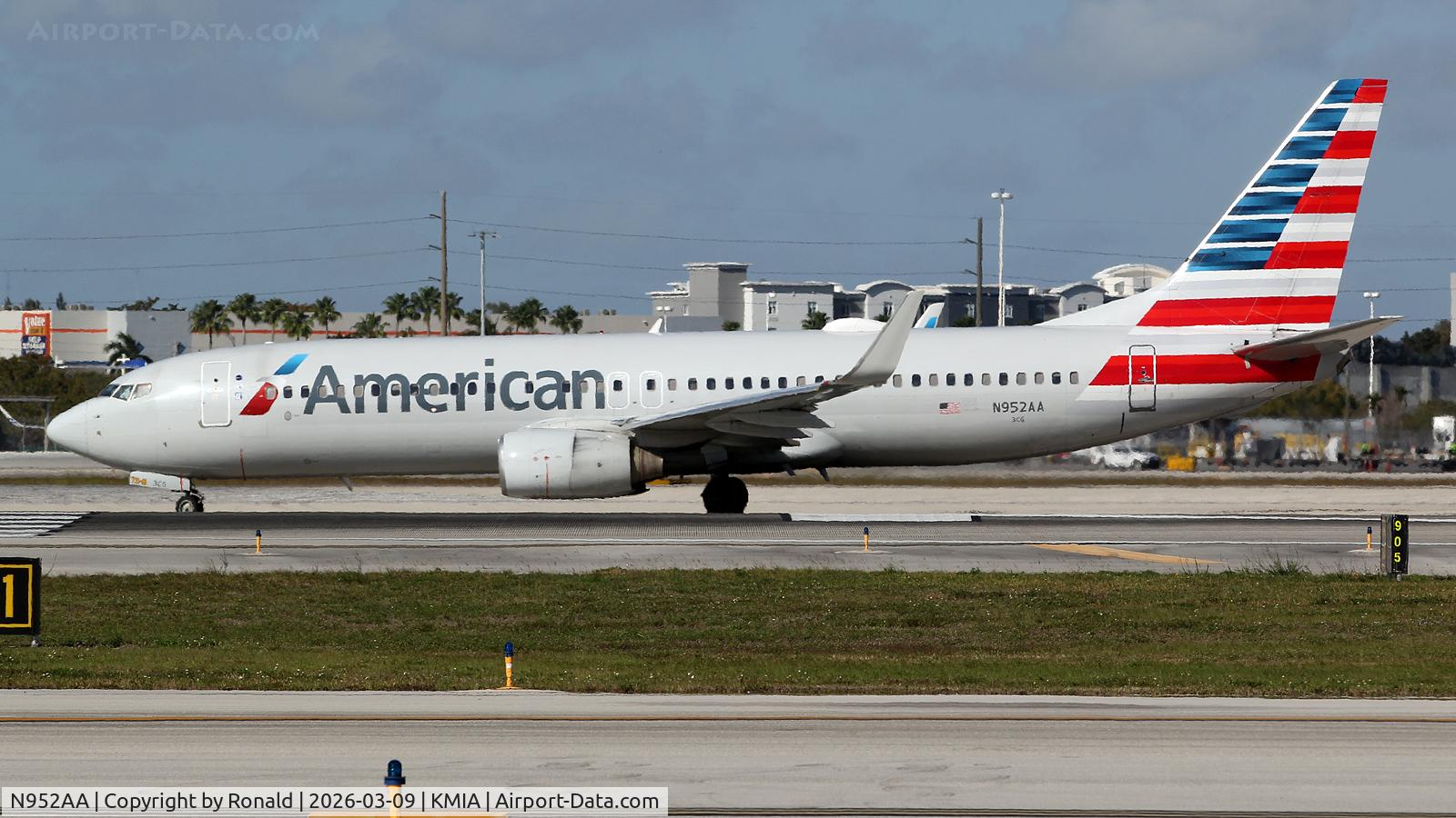 Aircraft N952AA, 2000 Boeing 737-823, c/n 30088, at mia, at KMIA, photo by Ronald