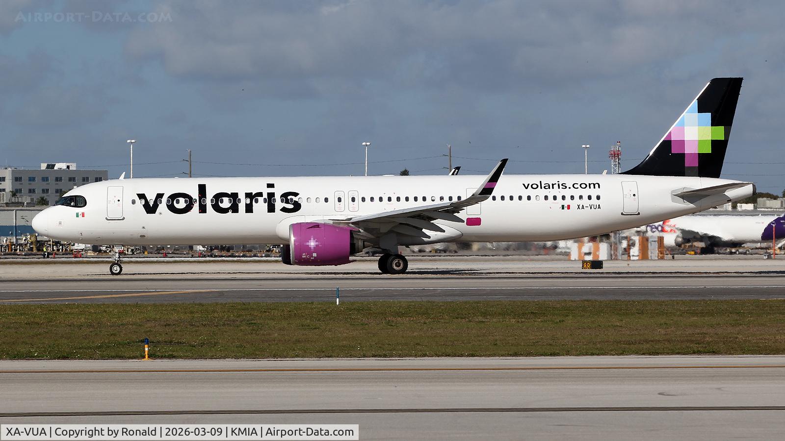 Aircraft XA-VUA, 2000 Boeing 737-823, c/n 30088, at mia, at KMIA, photo by Ronald