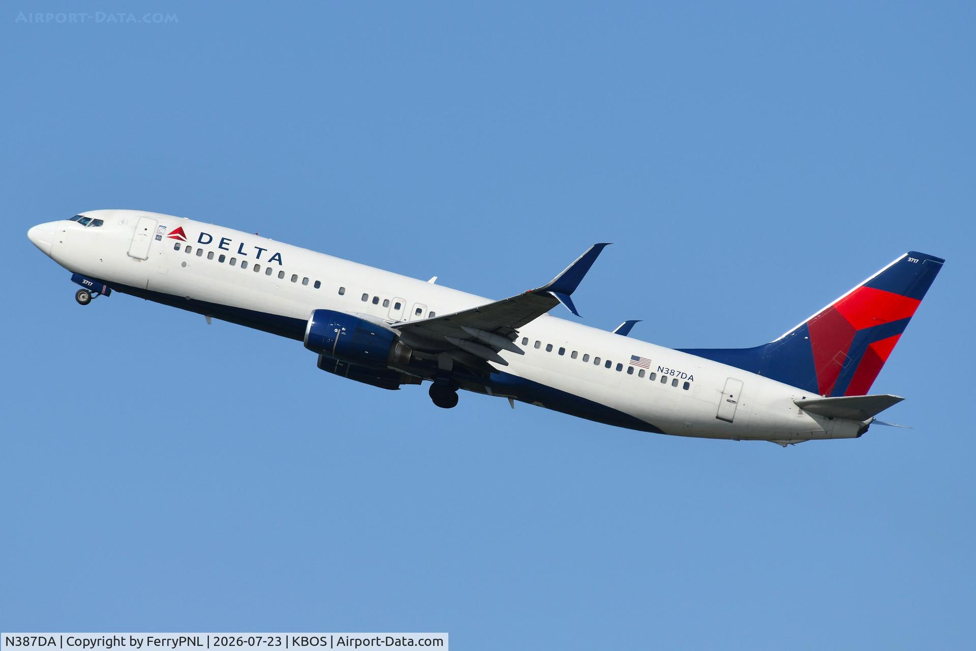 Aircraft N387DA, 2000 Boeing 737-832, c/n 30374, 26 year old B738 departing, at KBOS, photo by FerryPNL