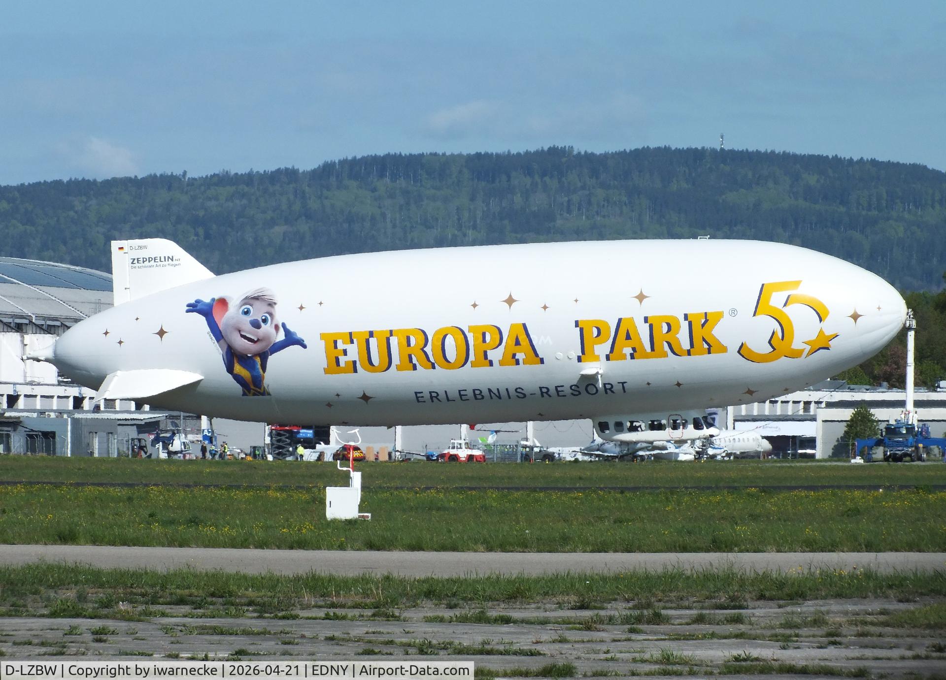 Aircraft D-LZBW, 2025 Zeppelin LZ N07-101, c/n 009, Zeppelin NT of Deutsche Zeppelin Reederei DZR at the Bodensee airport, Friedrichshafen, at EDNY, photo by iwarnecke