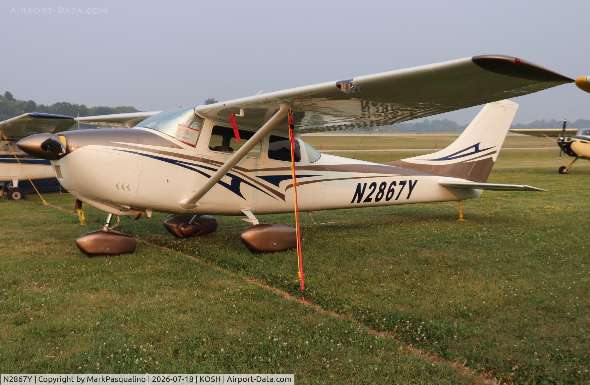 Aircraft N2867Y, 1962 Cessna 182E Skylane, c/n 18253867, Cessna 182E, at KOSH, photo by MarkPasqualino