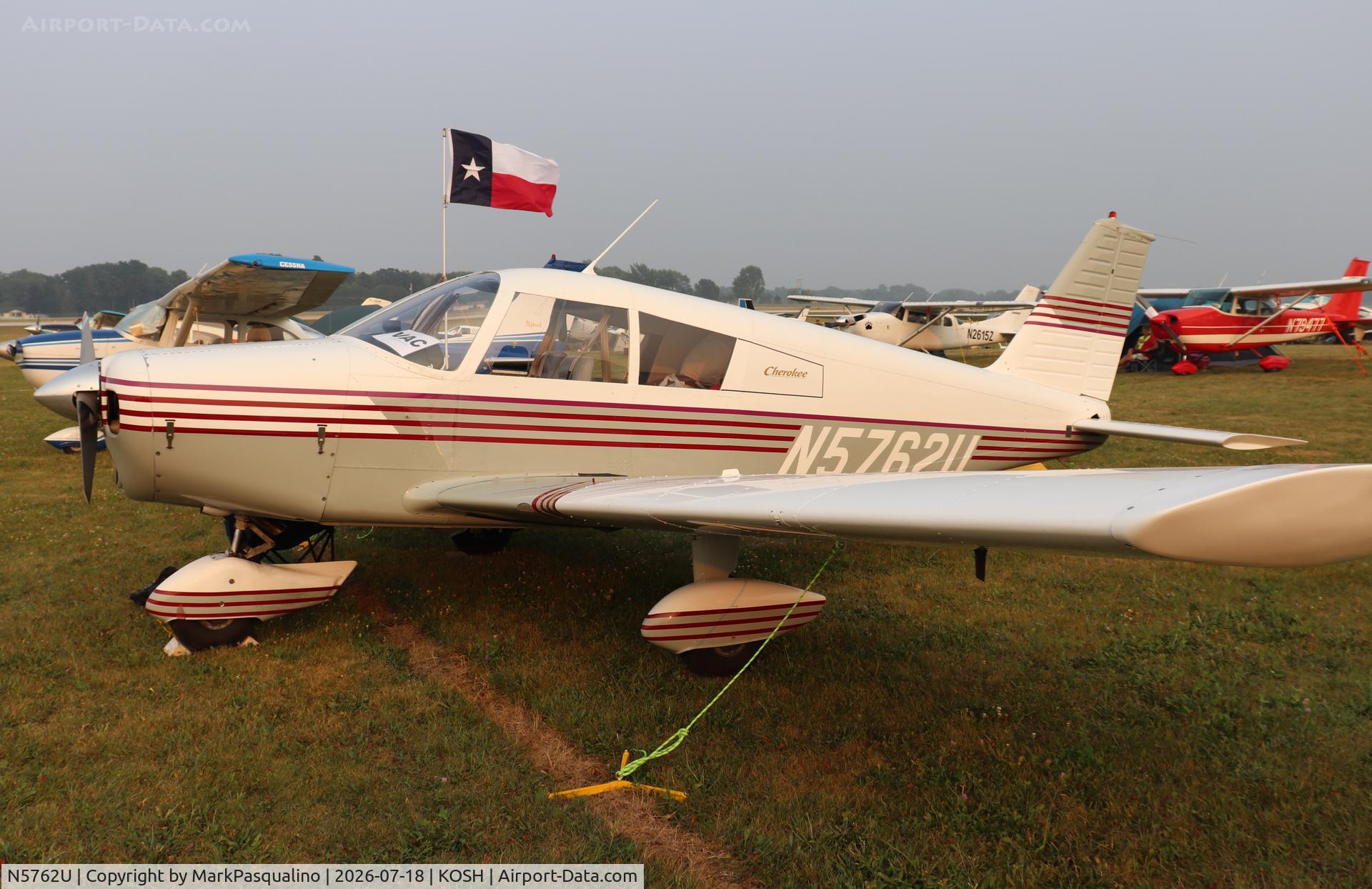 Aircraft N5762U, 1969 Piper PA-28-140, c/n 28-26586, Piper PA-28-140, at KOSH, photo by MarkPasqualino