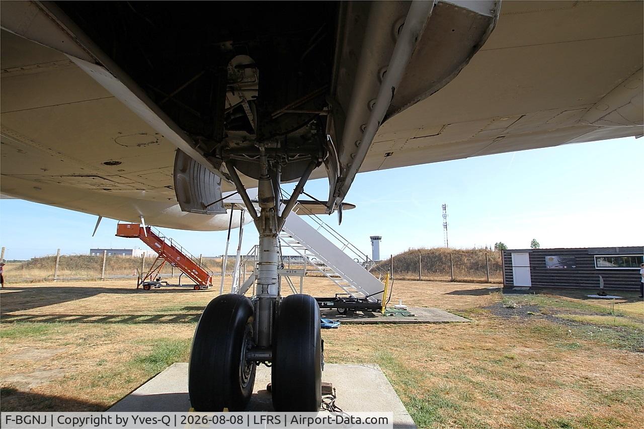 Aircraft F-BGNJ, 1953 Lockheed L-1049G Super Constellation, c/n 4519, - F-BGNJ - Lockheed L-1049G Super Constellation, main landing gear close up view, Amicale du Super Constellation, Nantes-Atlantique airport (LFRS-NTE), at LFRS, photo by Yves-Q