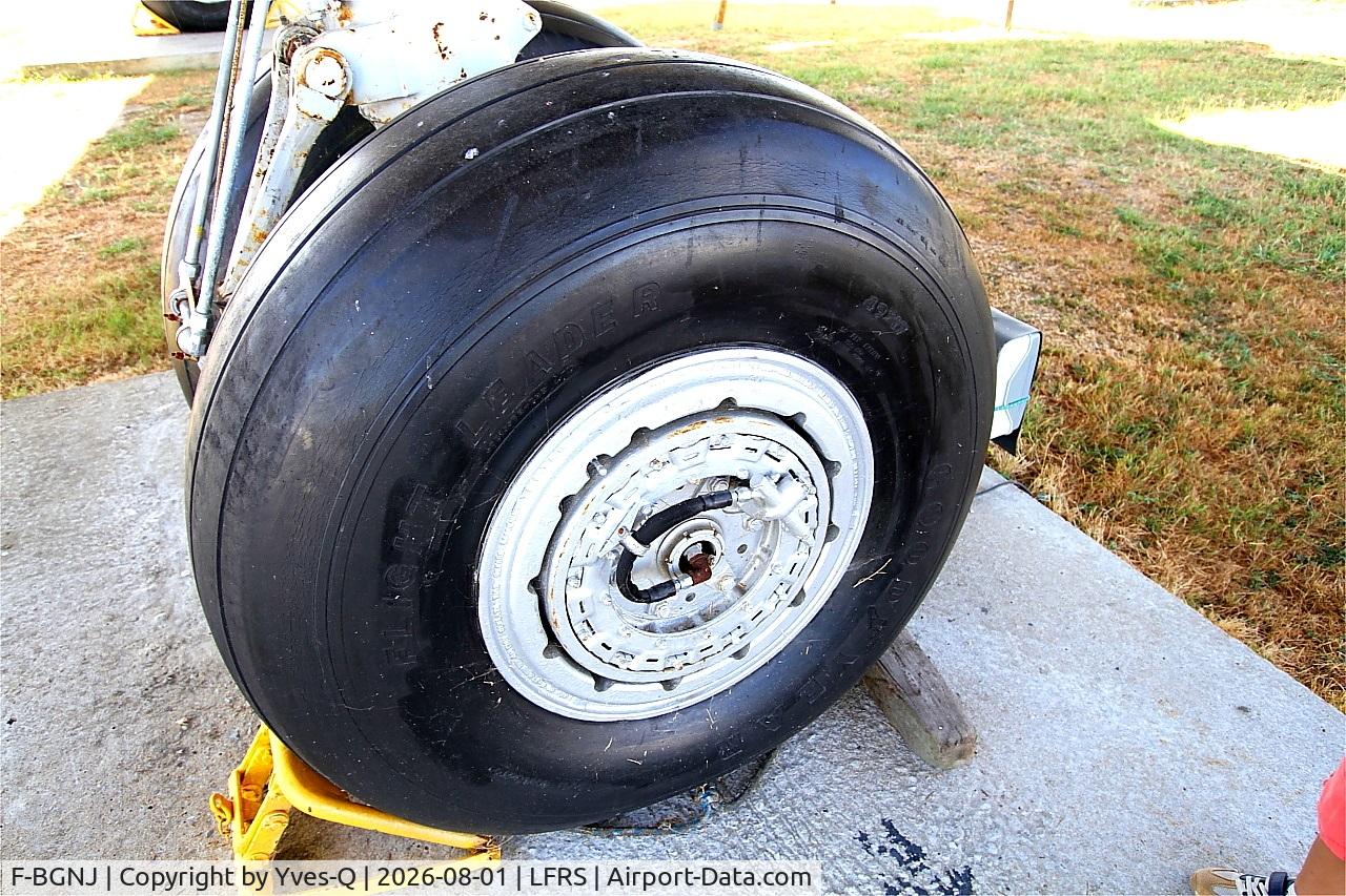 Aircraft F-BGNJ, 1953 Lockheed L-1049G Super Constellation, c/n 4519, F-BGNJ - Lockheed L-1049G Super Constellation, main landing gear close up view, Amicale du Super Constellation, Nantes-Atlantique airport (LFRS-NTE), at LFRS, photo by Yves-Q