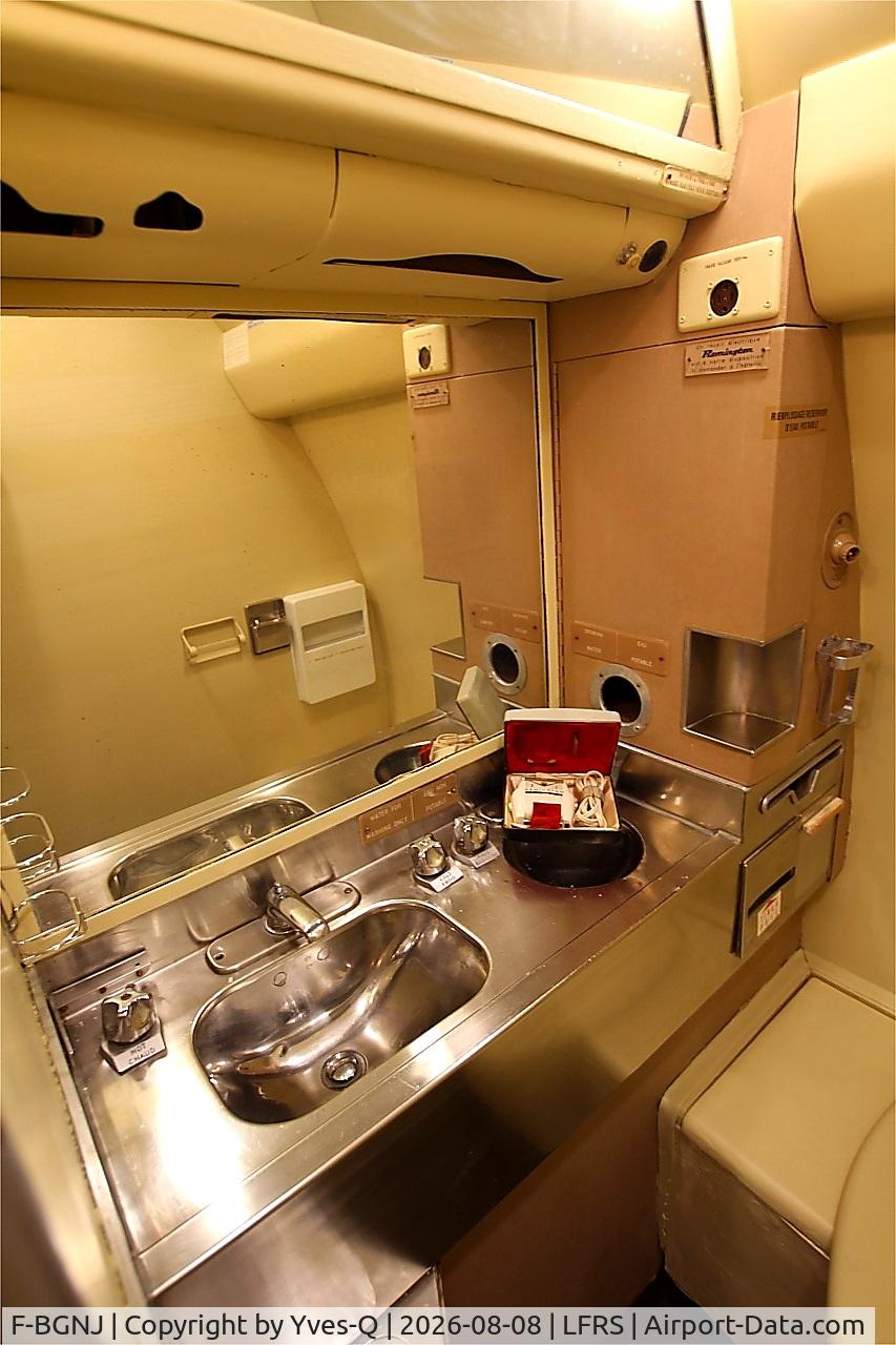 Aircraft F-BGNJ, 1953 Lockheed L-1049G Super Constellation, c/n 4519, F-BGNJ - Lockheed L-1049G Super Constellation, first class lavatory, Amicale du Super Constellation, Nantes-Atlantique airport (LFRS-NTE), at LFRS, photo by Yves-Q