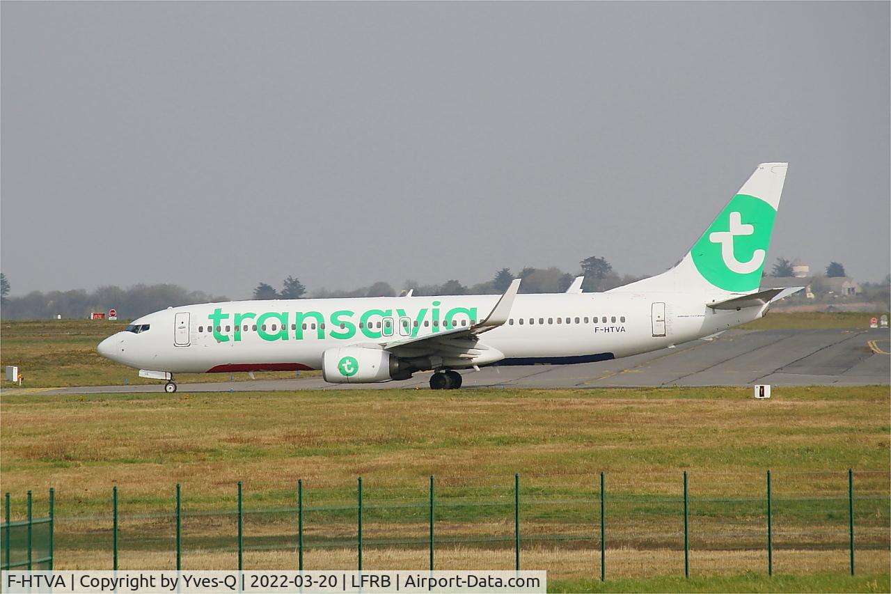 Aircraft F-HTVA, 2015 Boeing 737-8K2, c/n 62158 l/n 5733, Boeing 737-8K2, Taxiing to holding point Charlie, Brest-Bretagne airport (LFRB-BES), at LFRB, photo by Yves-Q