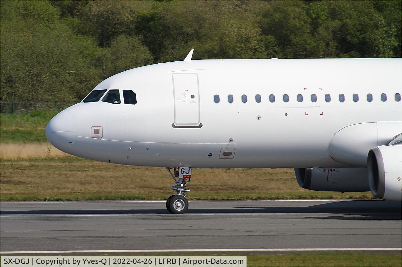Aircraft SX-DGJ, 2007 Airbus A320-232, c/n 3316, Airbus A320-232, Taxiing rwy 07R, Brest-Bretagne airport (LFRB-BES), at LFRB, photo by Yves-Q