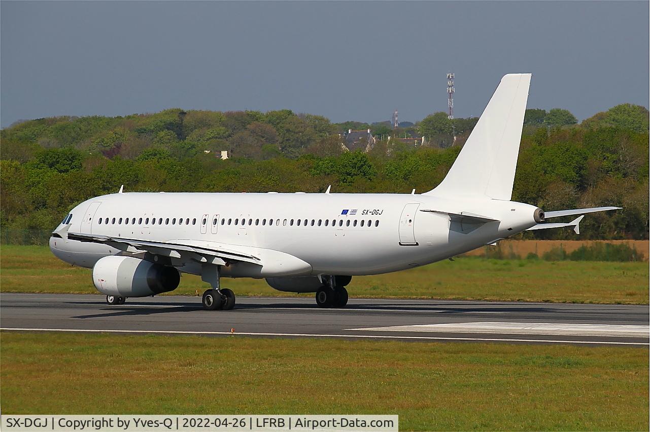 Aircraft SX-DGJ, 2007 Airbus A320-232, c/n 3316, Airbus A320-232, Taxiing rwy 07R, Brest-Bretagne airport (LFRB-BES), at LFRB, photo by Yves-Q