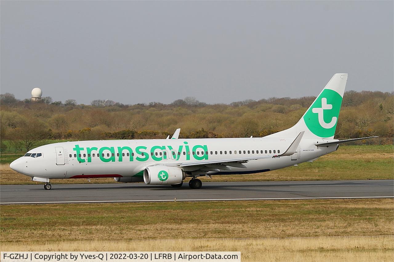 Aircraft F-GZHJ, 2013 Boeing 737-86J, c/n 37778 l/n 4424, Boeing 737-86J, Taxiing rwy 07R, Brest-Bretagne Airport (LFRB-BES), at LFRB, photo by Yves-Q