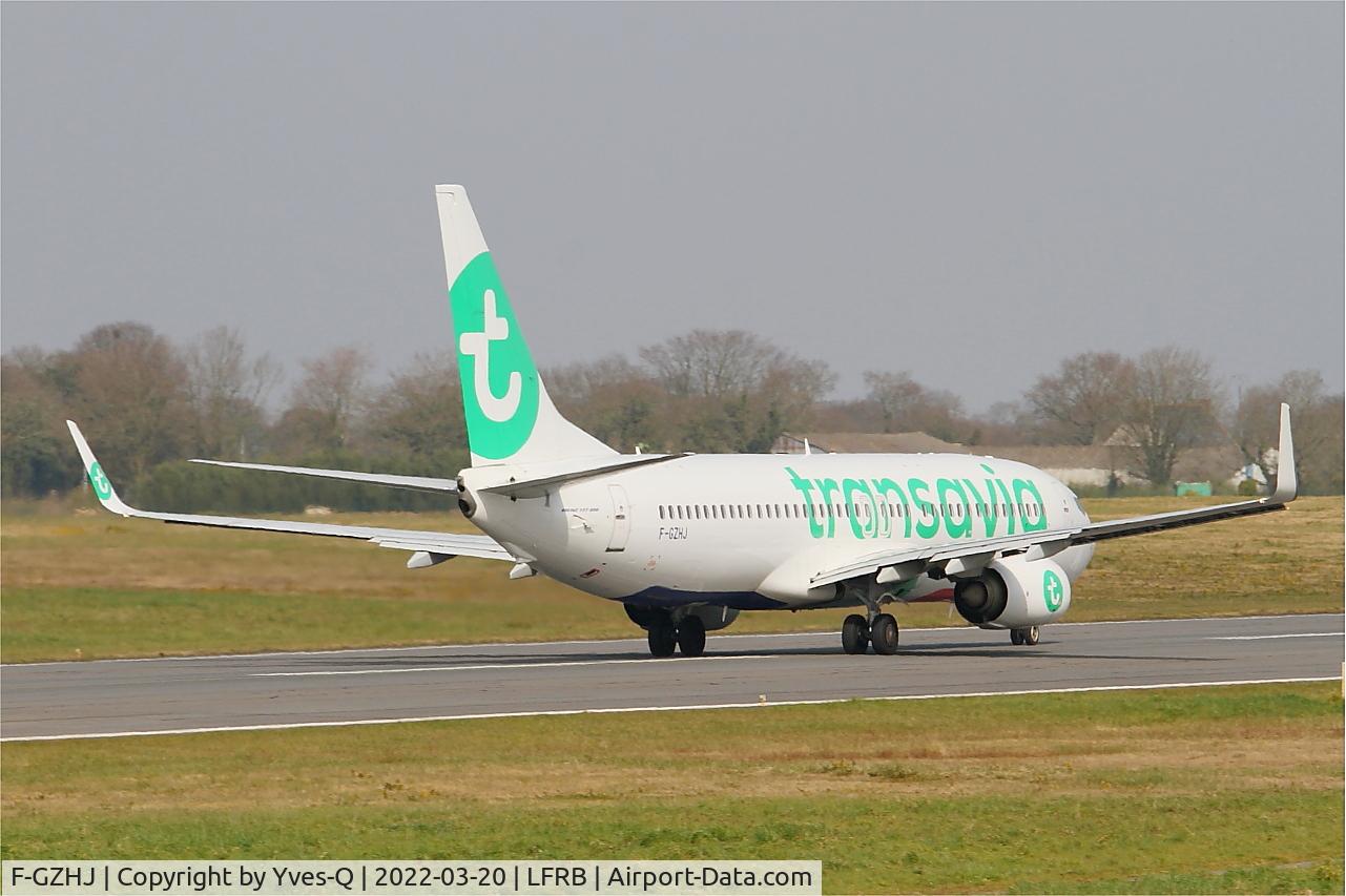 Aircraft F-GZHJ, 2013 Boeing 737-86J, c/n 37778 l/n 4424, Boeing 737-86J, Take off run rwy 07R, Brest-Bretagne Airport (LFRB-BES), at LFRB, photo by Yves-Q