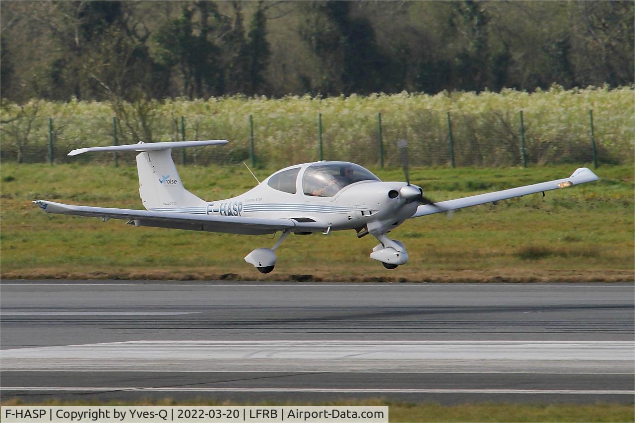 Aircraft F-HASP, 2007 Diamond DA-40 Diamond Star, c/n 40.281, Diamond DA-40 Diamond Star, Landing rwy 07R, Brest-Bretagne airport (LFRB-BES), at LFRB, photo by Yves-Q