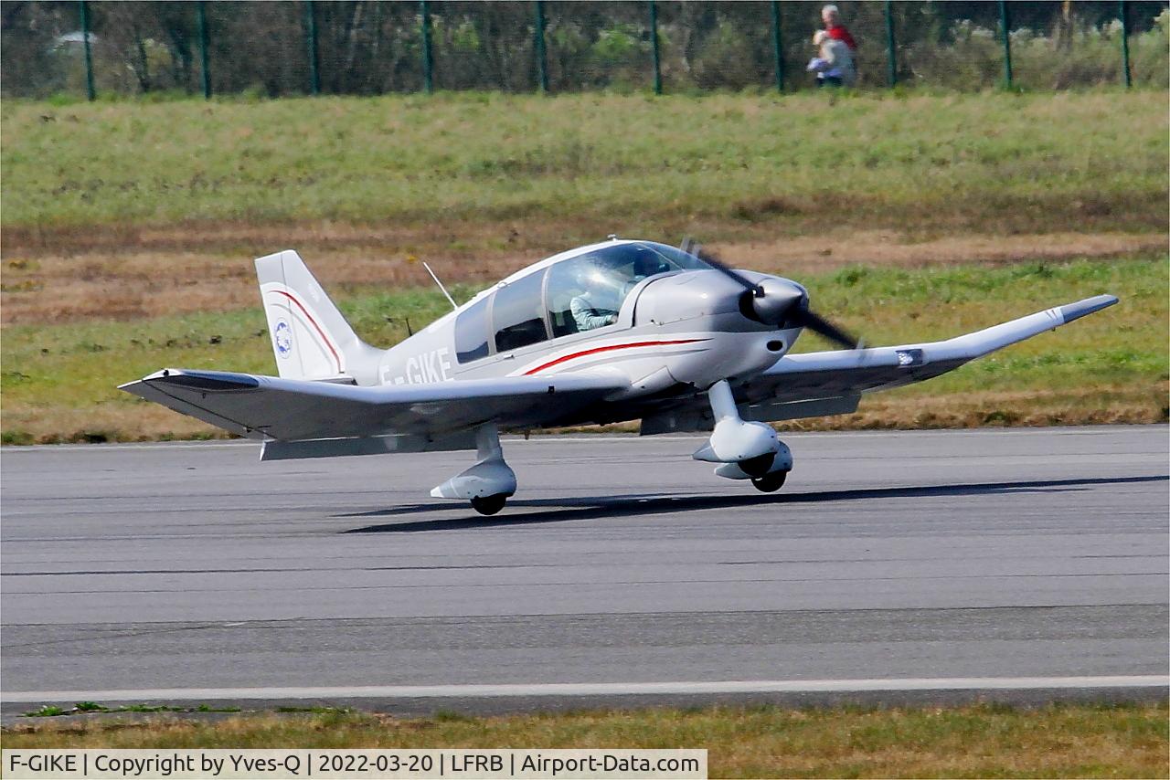 Aircraft F-GIKE, Robin DR-400-140B Major, c/n 1929, Robin DR-400-140B Major, Landing rwy 07R, Brest-Bretagne airport (LFRB-BES), at LFRB, photo by Yves-Q