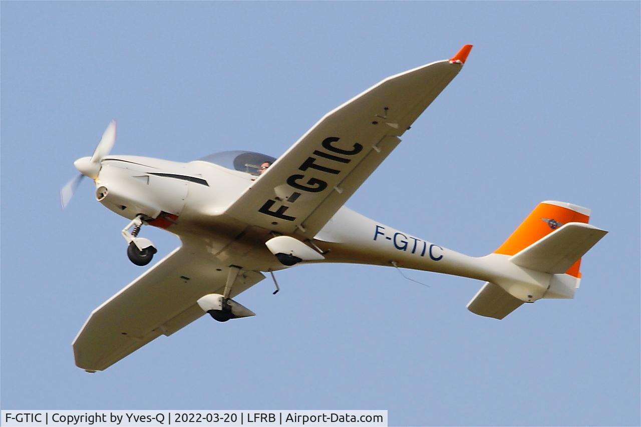 Aircraft F-GTIC, 2003 Aquila A210 (AT01), c/n AT01-133, Aquila A210 (AT01), Training flight, Brest-Bretagne airport (LFRB-BES), at LFRB, photo by Yves-Q