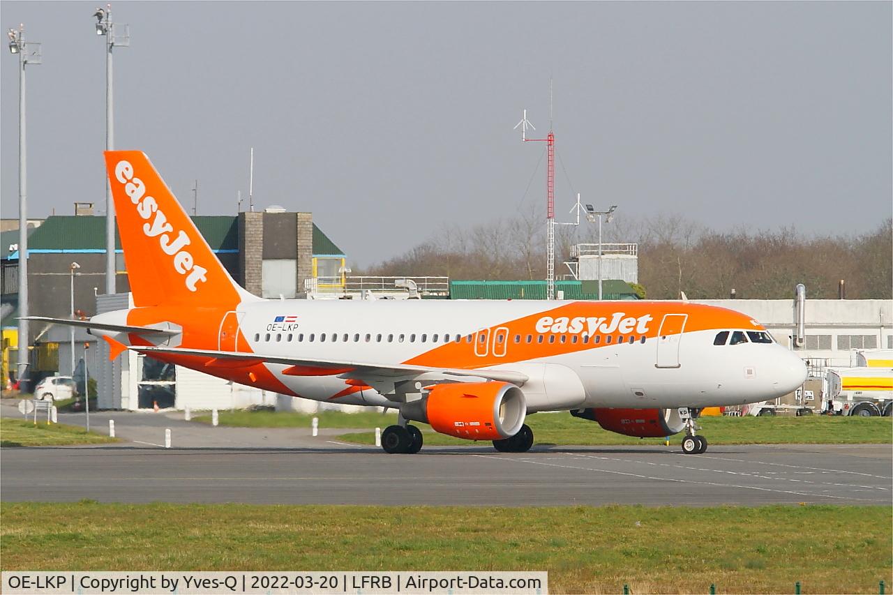 Aircraft OE-LKP, 2008 Airbus A319-111, c/n 3702, Airbus A319-111, Taxiing to Boarding ramp, Brest-Bretagne airport (LFRB-BES), at LFRB, photo by Yves-Q