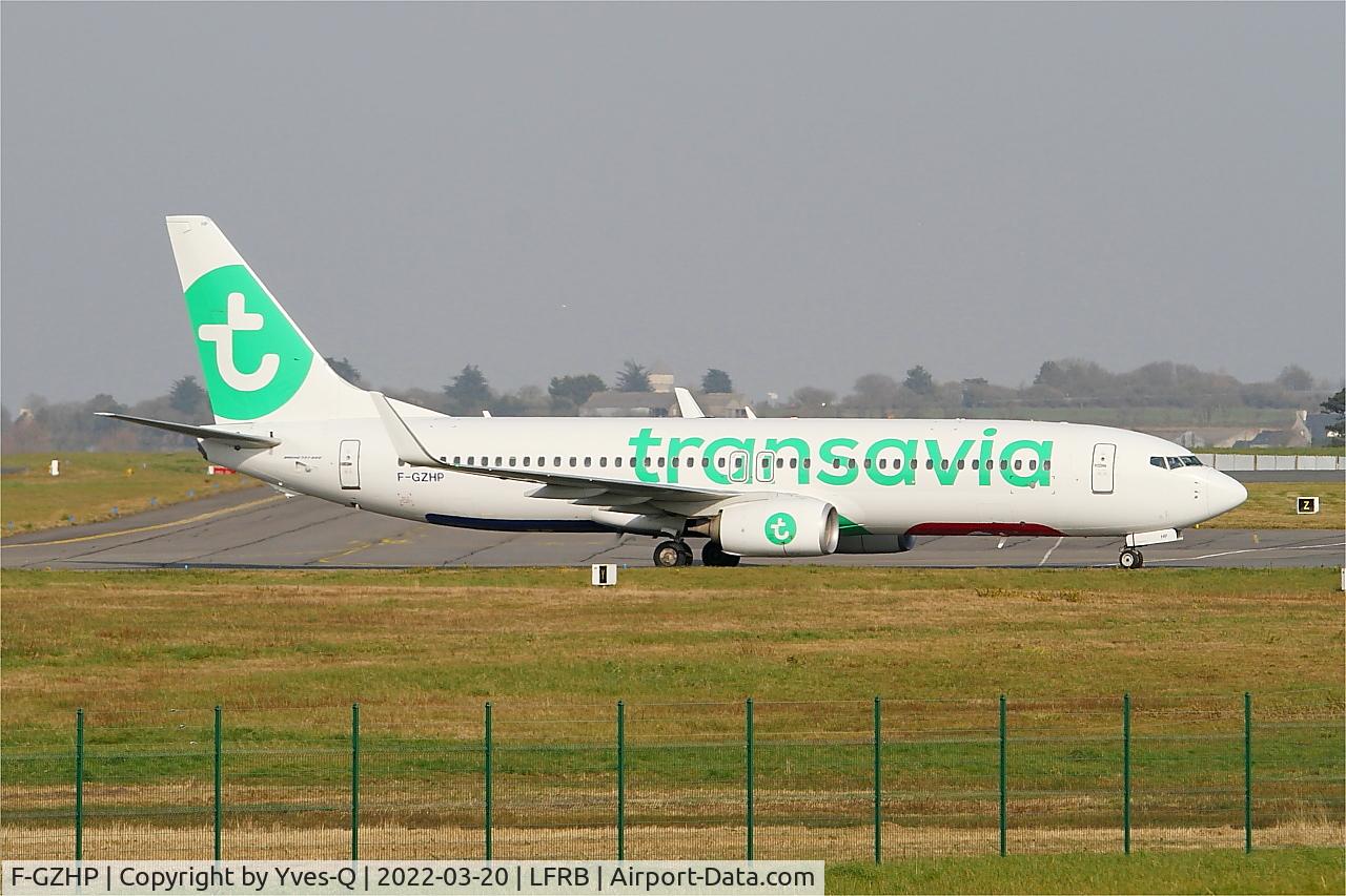Aircraft F-GZHP, 2000 Boeing 737-8K2, c/n 44566 l/n 5345, Boeing 737-8K2, Taxiing to boarding ramp, Brest-Bretagne Airport (LFRB-BES), at LFRB, photo by Yves-Q