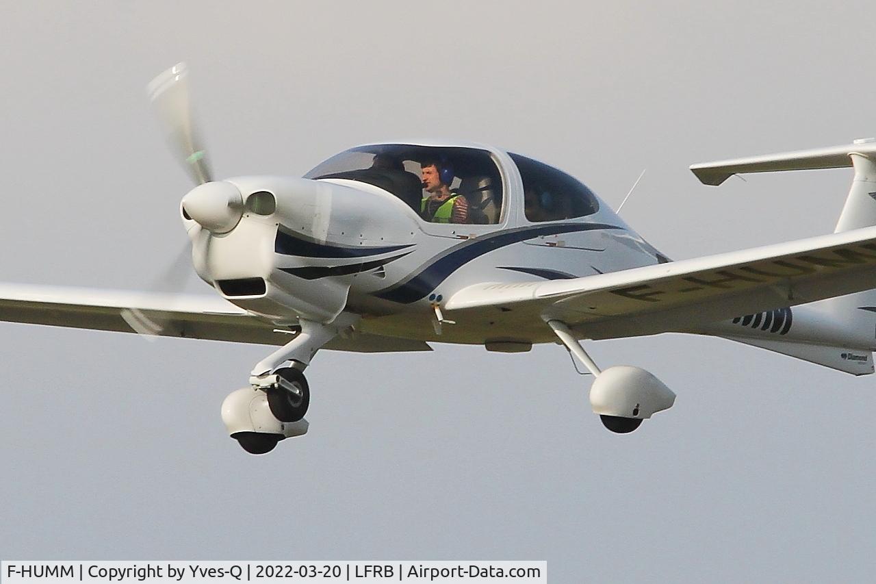 Aircraft F-HUMM, Diamond DA-40 Diamond Star, c/n D4.357, Diamond DA-40 Diamond Star, Take off rwy 25L, Brest-Bretagne airport (LFRB-BES), at LFRB, photo by Yves-Q