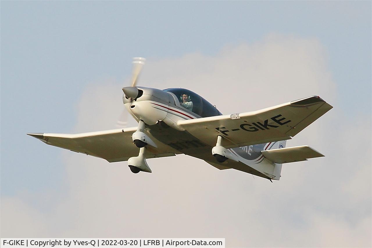 Aircraft F-GIKE, Robin DR-400-140B Major, c/n 1929, Robin DR-400-140B Major, Take off rwy 25L, Brest-Bretagne airport (LFRB-BES), at LFRB, photo by Yves-Q