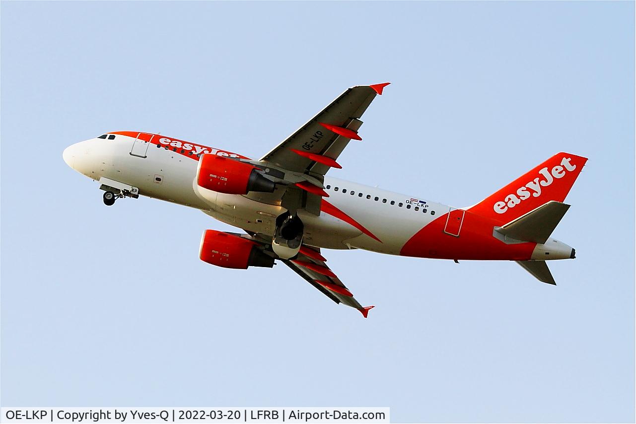 Aircraft OE-LKP, 2008 Airbus A319-111, c/n 3702, Airbus A319-111, Climbing from rwy 25L, Brest-Bretagne airport (LFRB-BES), at LFRB, photo by Yves-Q