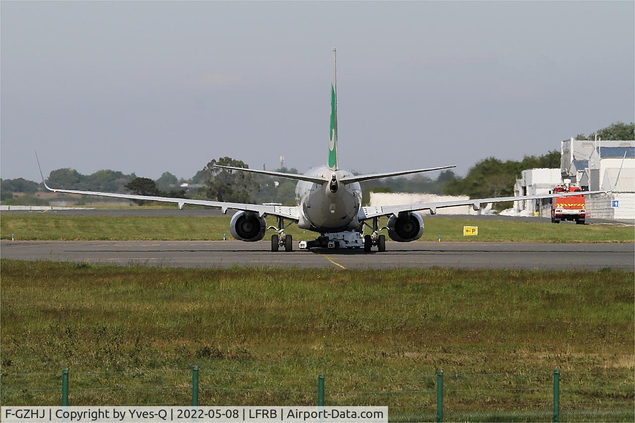 Aircraft F-GZHJ, 2013 Boeing 737-86J, c/n 37778 l/n 4424, Boeing 737-86J, Push back, Brest-Bretagne Airport (LFRB-BES), at LFRB, photo by Yves-Q