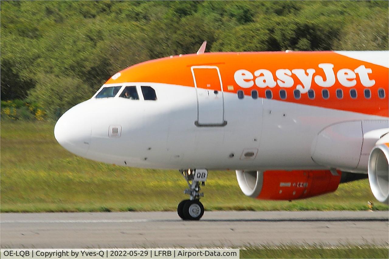 Aircraft OE-LQB, 2009 Airbus A319-111, c/n 3808, Airbus A319-111, Taxiing rwy 07R, Brest-Bretagne airport (LFRB-BES), at LFRB, photo by Yves-Q
