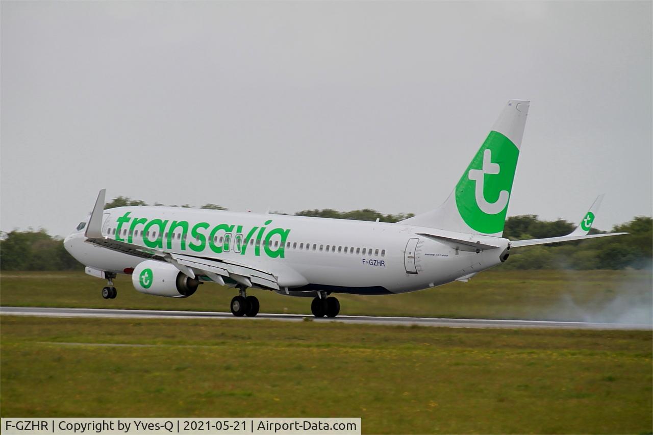 Aircraft F-GZHR, 2015 Boeing 737-8K2, c/n 43913 l/n 5469, Boeing 737-8K2, Landing rwy 25L, Brest-Bretagne Airport (LFRB-BES), photo by Yves-Q