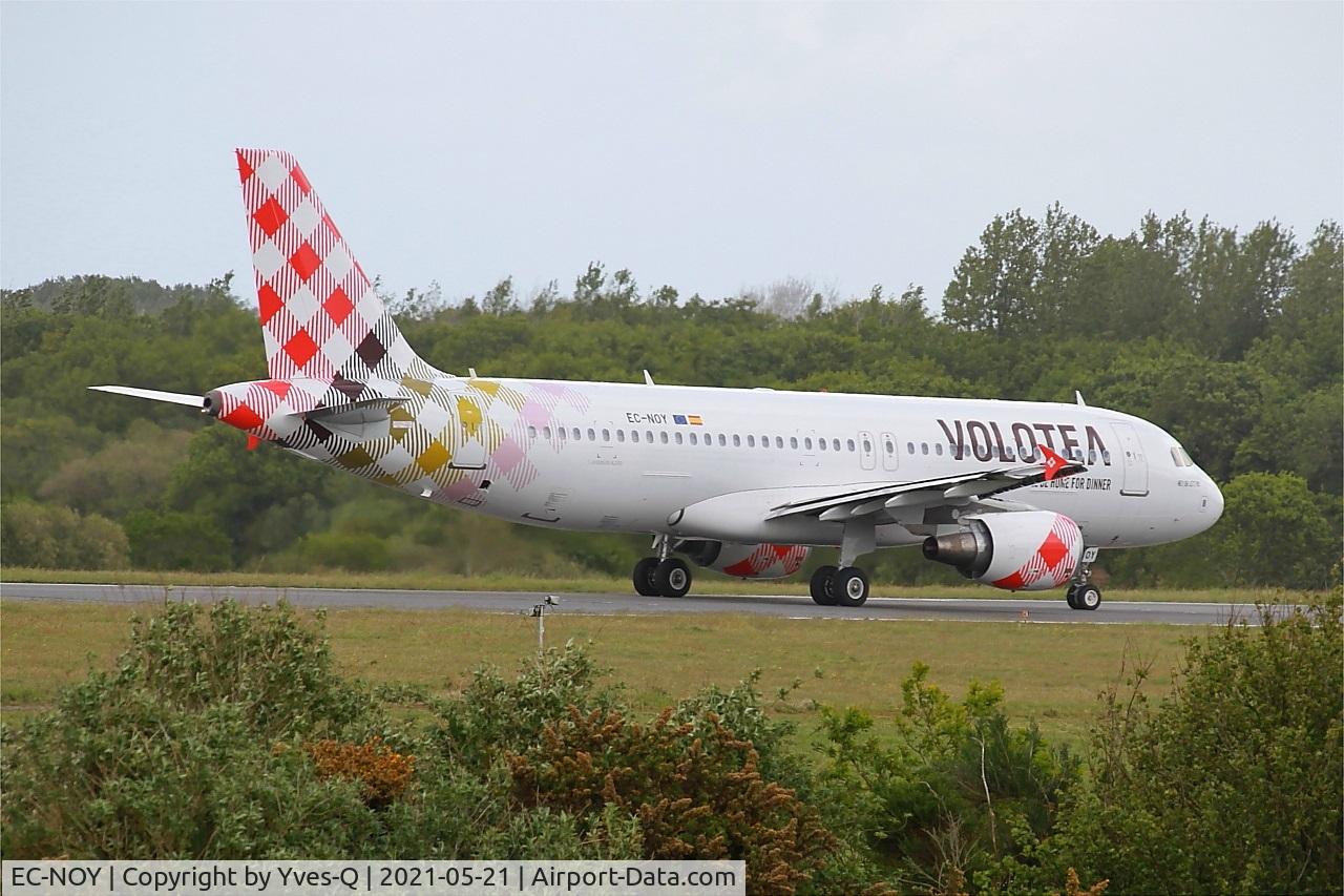 Aircraft EC-NOY, 2005 Airbus A320-214, c/n 2633, Airbus 320-214, Taxiing rwy 25L, Brest-Bretagne airport (LFRB-BES), photo by Yves-Q