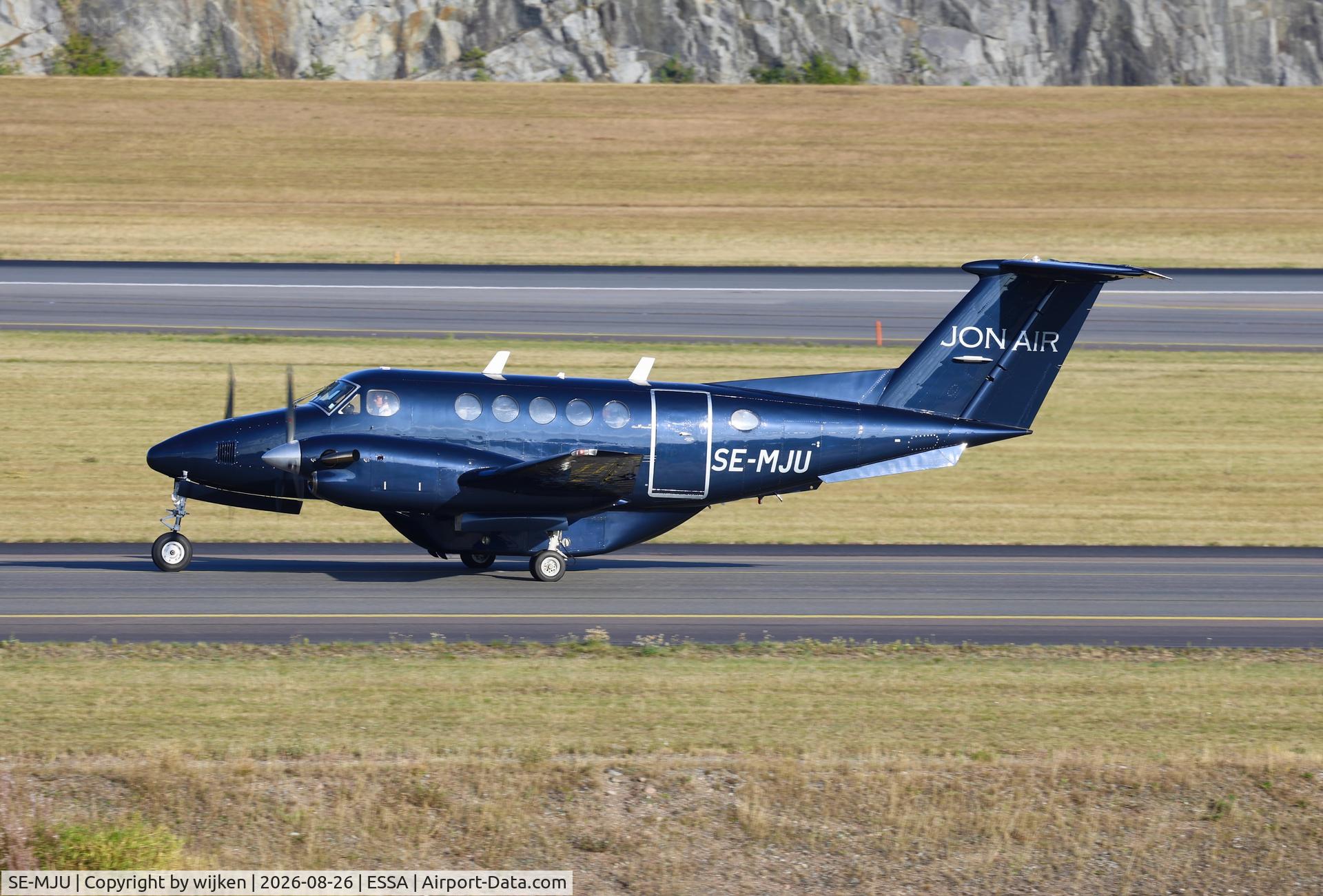Aircraft SE-MJU, 1983 Beech B200 King Air King Air, c/n BB-1144, Twy W, at ESSA, photo by wijken