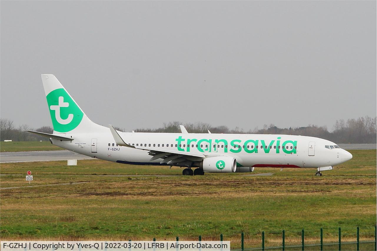 Aircraft F-GZHJ, 2013 Boeing 737-86J, c/n 37778 l/n 4424, Boeing 737-86J, Taxiing to boarding ramp, Brest-Bretagne Airport (LFRB-BES), at LFRB, photo by Yves-Q