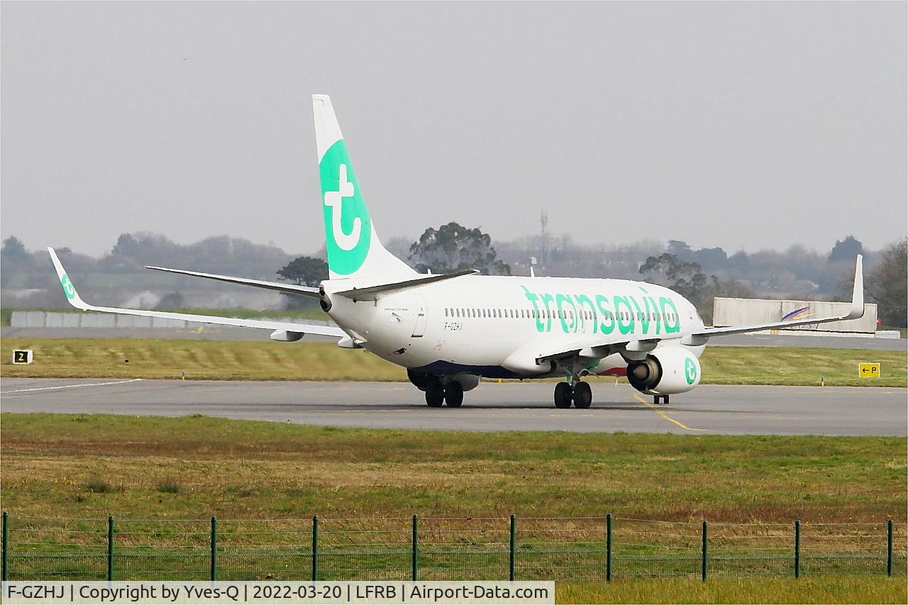 Aircraft F-GZHJ, 2013 Boeing 737-86J, c/n 37778 l/n 4424, Boeing 737-86J, Taxiing to boarding ramp, Brest-Bretagne Airport (LFRB-BES), at LFRB, photo by Yves-Q