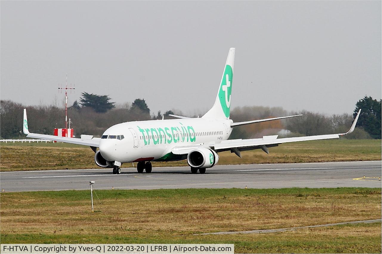 Aircraft F-HTVA, 2015 Boeing 737-8K2, c/n 62158 l/n 5733, Boeing 737-8K2, reverse thrust landing, Brest-Bretagne airport (LFRB-BES), at LFRB, photo by Yves-Q