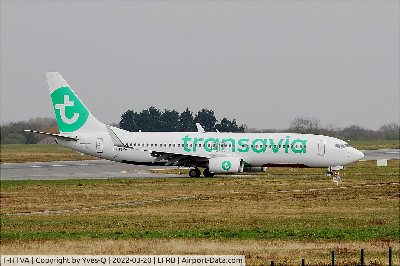 Aircraft F-HTVA, 2015 Boeing 737-8K2, c/n 62158 l/n 5733, Boeing 737-8K2, Taxiing to boarding ramp, Brest-Bretagne airport (LFRB-BES), at LFRB, photo by Yves-Q