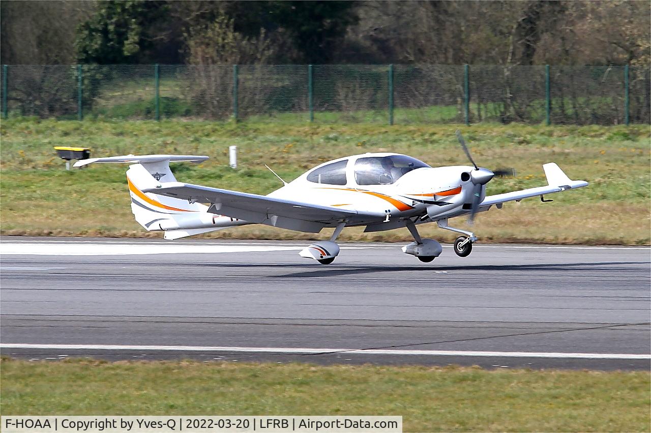 Aircraft F-HOAA, Diamond DA-40 Diamond Star, c/n D4.148, Diamond DA-40 Diamond Star, Landing rwy 07R, Brest-Bretagne Airport (LFRB-BES), at LFRB, photo by Yves-Q