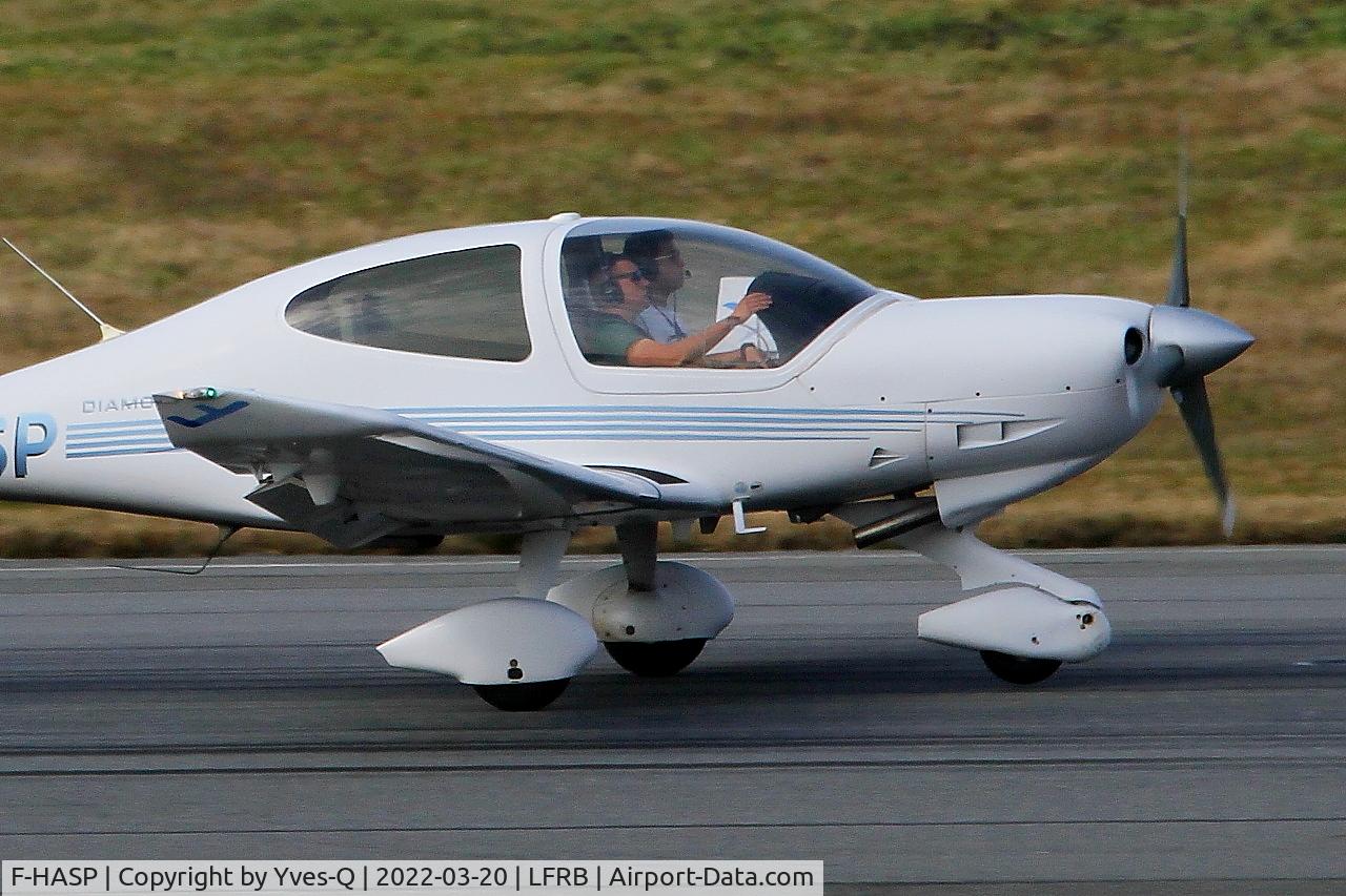 Aircraft F-HASP, 2007 Diamond DA-40 Diamond Star, c/n 40.281, Diamond DA-40 Diamond Star, Landing rwy 07R, Brest-Bretagne airport (LFRB-BES), at LFRB, photo by Yves-Q