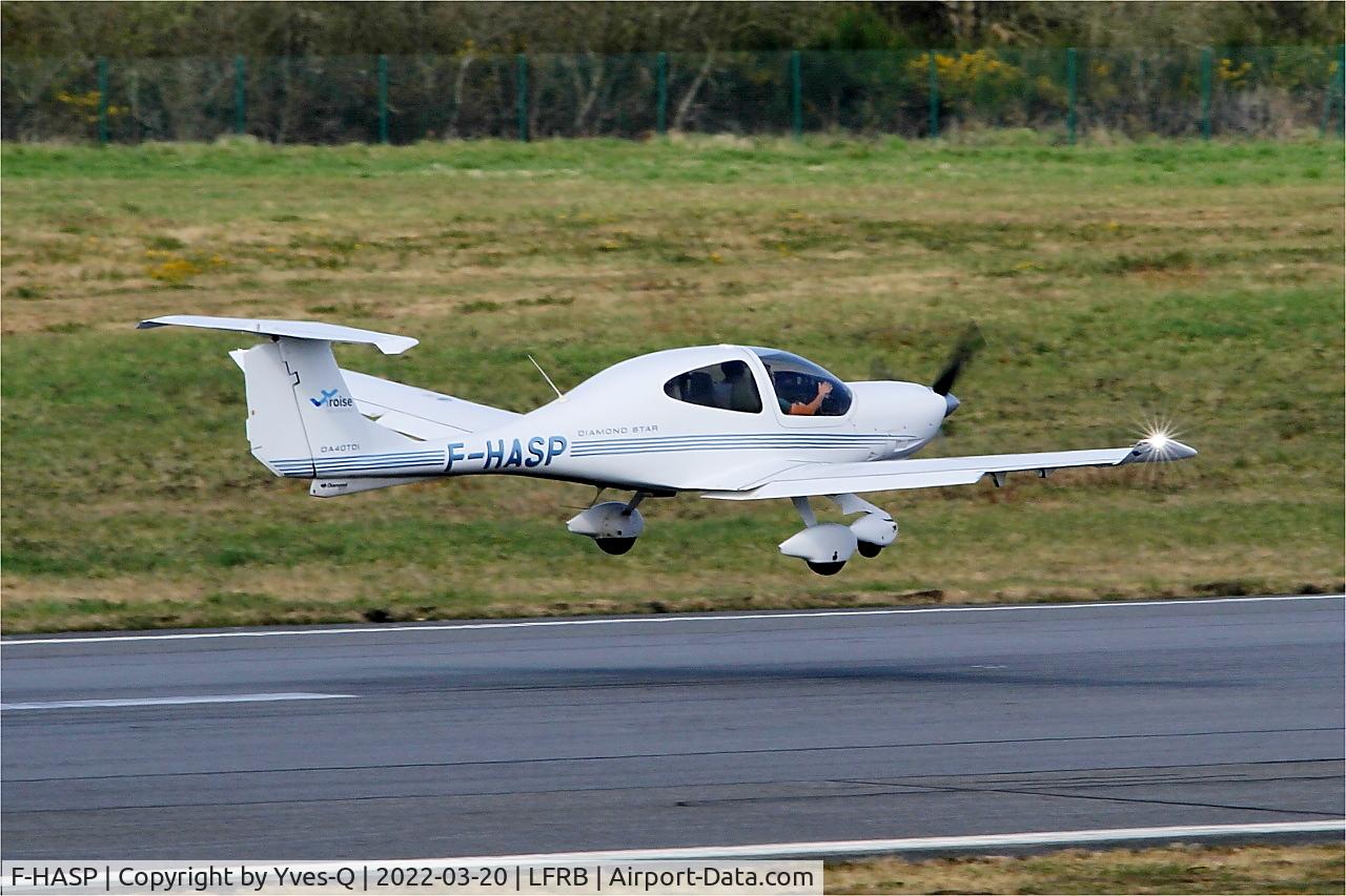Aircraft F-HASP, 2007 Diamond DA-40 Diamond Star, c/n 40.281, Diamond DA-40 Diamond Star, Landing rwy 07R, Brest-Bretagne airport (LFRB-BES), at LFRB, photo by Yves-Q