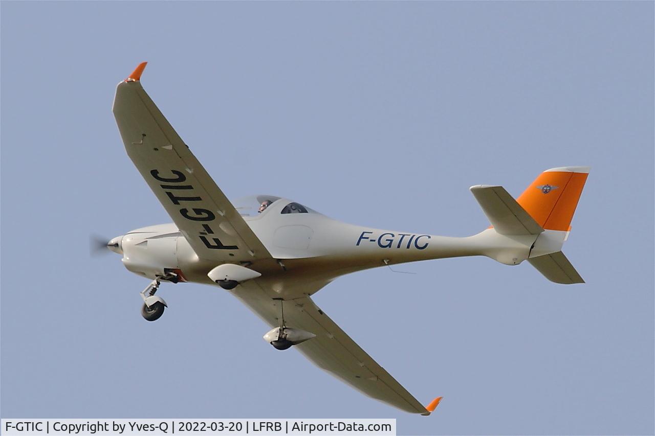 Aircraft F-GTIC, 2003 Aquila A210 (AT01), c/n AT01-133, Aquila A210 (AT01), Training flight, Brest-Bretagne airport (LFRB-BES), at LFRB, photo by Yves-Q