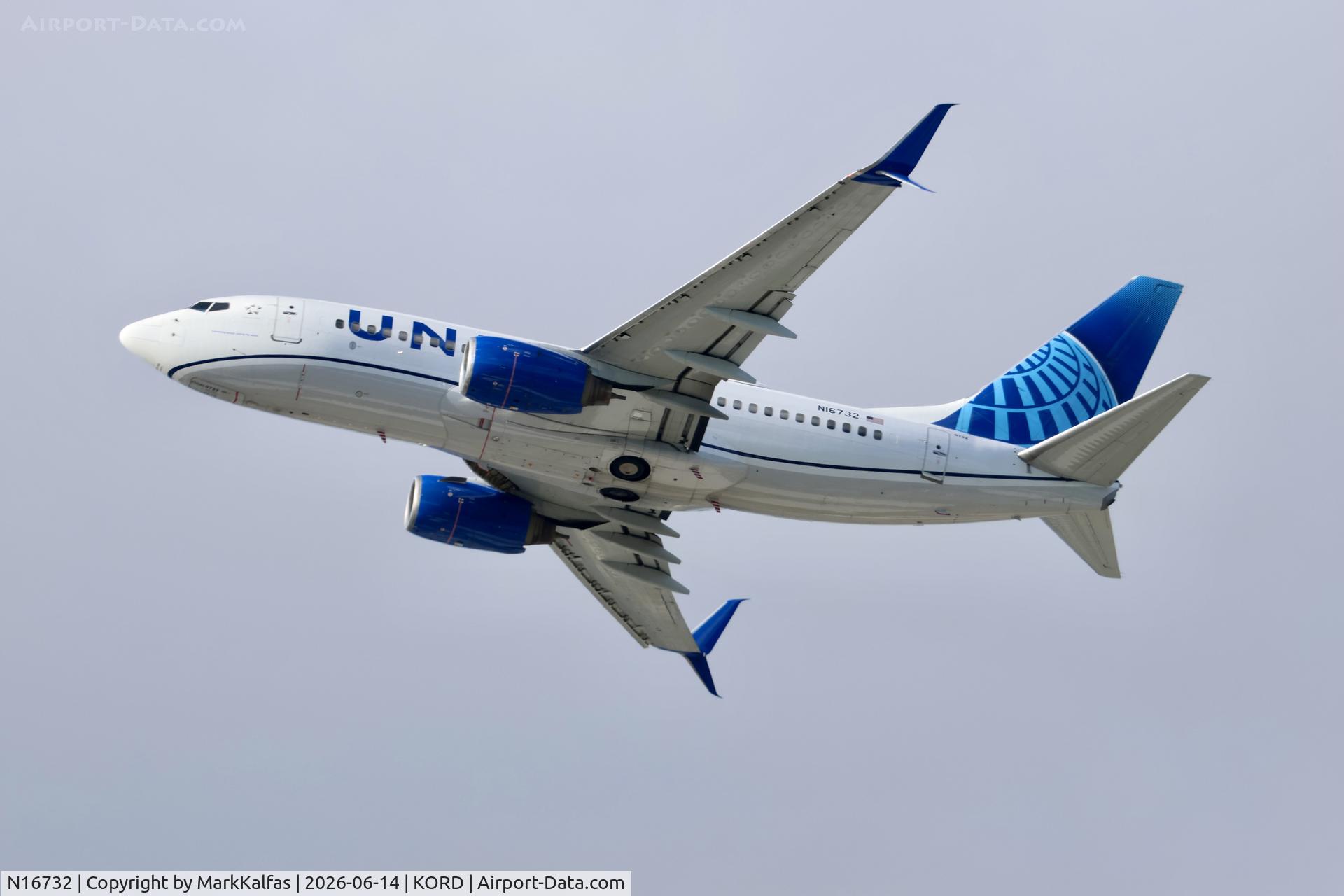 Aircraft N16732, 1999 Boeing 737-724, c/n 28948, B737 United Boeing 737-724 N16732 departing 28R KORD, at KORD, photo by MarkKalfas