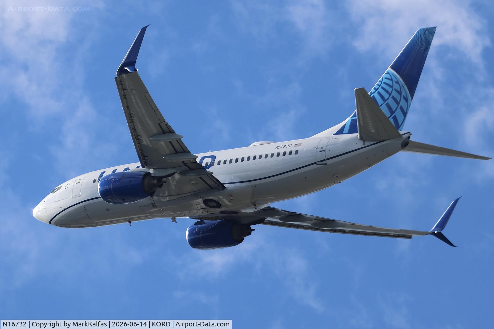 Aircraft N16732, 1999 Boeing 737-724, c/n 28948, B737 United Boeing 737-724 N16732 departing 28R KORD, at KORD, photo by MarkKalfas