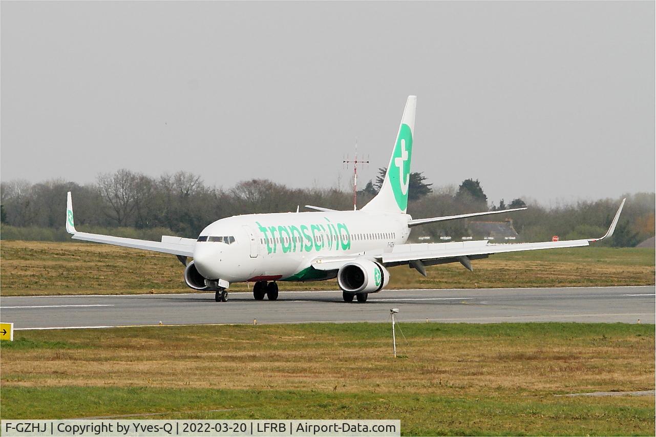 Aircraft F-GZHJ, 2013 Boeing 737-86J, c/n 37778 l/n 4424, Boeing 737-86J, Reverse thrust landing rwy 25L, Brest-Bretagne Airport (LFRB-BES), at LFRB, photo by Yves-Q