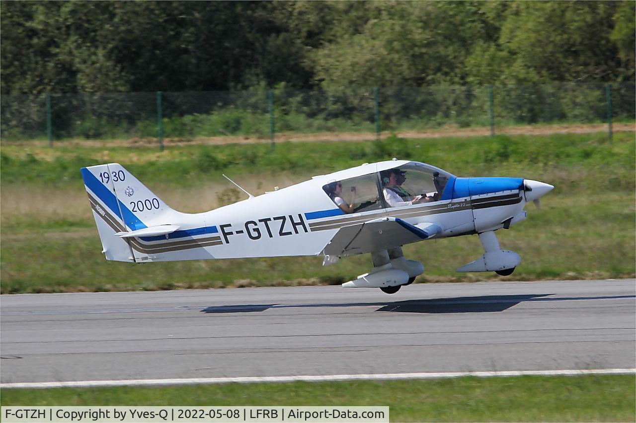 Aircraft F-GTZH, Robin DR-400-120 Petit Prince, c/n 2455, Robin DR-400-120 Petit Prince, Landing Rwy 07R, Brest-Bretagne Airport (LFRB-BES), at LFRB, photo by Yves-Q
