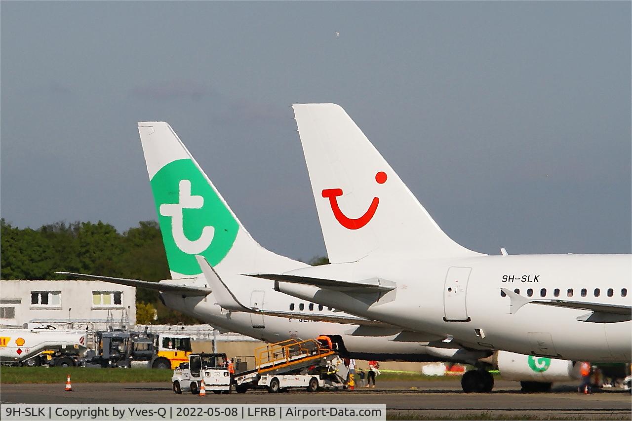Aircraft 9H-SLK, 2002 Airbus A320-214, c/n 1725, Airbus A320-214, boarding area, Brest-Bretagne Airport (LFRB-BES), at LFRB, photo by Yves-Q